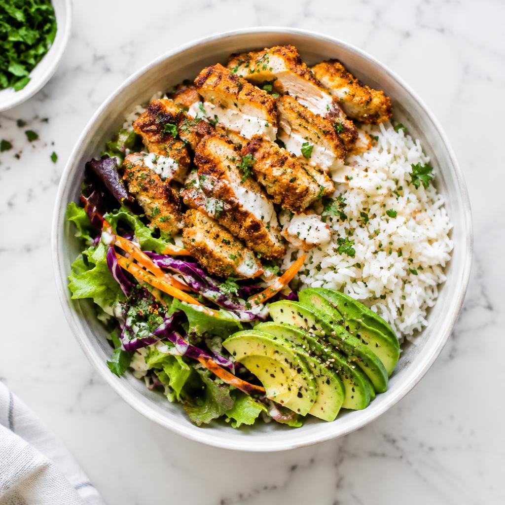 Crispy chicken bowl met rijst en avocado